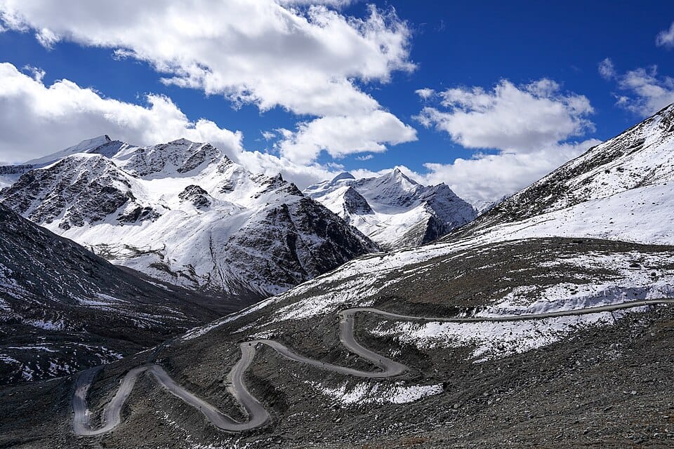 2026 ka sabse underrated road trip route, underrated road trip route India, Manali to Shinkula Pass, Shinkula Pass road trip, Manali road trip 2026, Zanskar Valley road trip, best road trips in Himachal Pradesh, hidden road trips India, Manali to Zanskar route, Shinkula Pass travel guide, epic Himalayan road trip, adventure road trip India