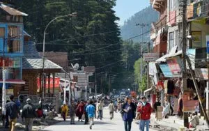 960px-Mall_Road_-_Manali_2014-05-10_2241-2242_Compress