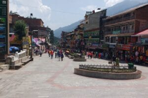 Best Places to Visit in Manali: Top Tourist Attractions for Every Traveler 5 the mall road market manali header manali tourism.jpg