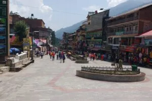 the mall road market manali header manali tourism.jpg